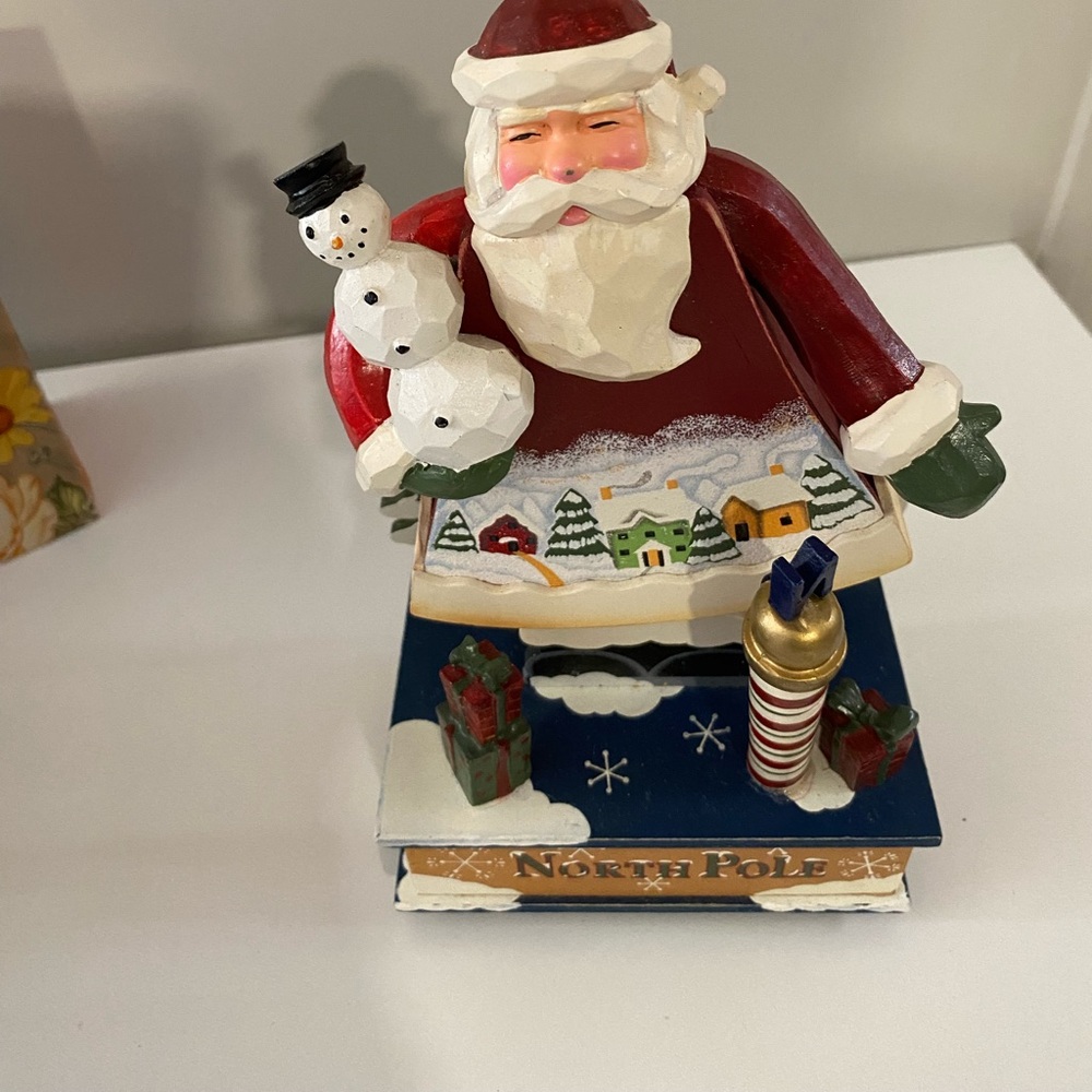 AVON Handcrafted Music Santa, 
Wooden Santa Claus 
Moves To The Music 12 days